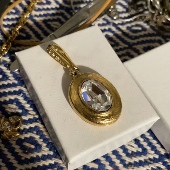 Vintage gold oval pendant, crystal 💎 center stone - Picture 11 of 16